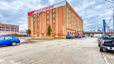 Exterior of Devon Self Storage in Chicago, Illinois