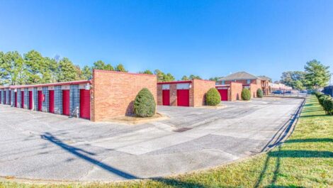 Large driveways around Devon Self Storage in Memphis, Tennessee